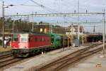 Re 6/6 11617 durchfährt mit ihrem Güterzug Bülach, 25.03.2010