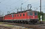 Zwei Re 6/6 11650 und 11608 durchfahren den Badischen Bahnhof in Basel.