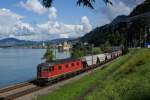 Re 6/6 11620 zieht am 16.08.2014 einen Güterzug von Montreux Richtung Villeneuve, aufgenommen vor der Kulisse des Château de Chillon.