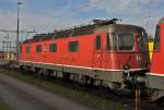 Re 6/6 11664 wartet beim Güterbahnhof auf den nächsten Einsatz.