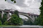 Mit einem schönen gemischten Güterzug überfährt eine der letzten grünen Re 6/6, die 11646  Bussigny  den Lorraineviadukt in der Stadt Bern.