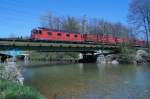 SBB: Re 6/6 11606  TURGI  mit Kehrichtzug beim Passieren der Emmenkanalbrücke bei Zuchwil am 21.