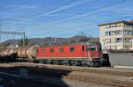 Re 6/6 11653 durchfährt den Bahnhof in Sissach.