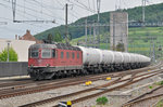 Re 6/6 11608 durchfährt den Bahnhof Sissach.