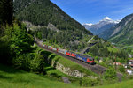 Re 620 065 und eine Re 4/4 mit einem KLV am 21.05.2016 oberhalb von Wassen.