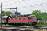 Re 6/6 11641 durchfährt den Bahnhof Pratteln.