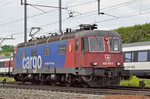 Re 620 059-6 durchfährt den Bahnhof Pratteln.