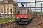 Re 6/6 11682  Pfäffikon SZ  zusammen mit Re 4/4 II 11280 am 14.05.2015 bei der Durchfahrt mit einem Containerzug in Pratteln gen Rangierbahnhof Muttenz.