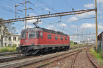 Re 6/6 11614 durchfährt den Bahnhof Pratteln.