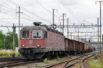 Re 6/6 11632 durchfährt den Bahnhof Pratteln.