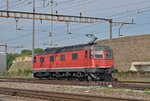 Re 6/6 11682 durchfährt den Bahnhof Pratteln.