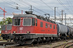 Re 6/6 11616 durchfährt den Bahnhof Pratteln.