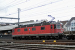 Re 6/6 11652 durchfährt den Bahnhof Pratteln.