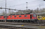 Re 6/6 11653 an der Spitze einer Dreifachtraktion ist fast startbereit im Güterbahnhof Muttenz.