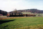 Zuckerrübenkampagne Aarberg 1990.
BLS: Während der Zuckerrübenkampagne 1990 brachte die BLS mit der Ae 8/8 275 die Rüben aus den Regionen Langenthal, Herzogenbuchsee, Burgdorf, Ostermundigen etc. nach Aarberg. Mit den Wagen ab Langenthal und Herzogenbuchsee wurde der interessante Zug an einem herrlichen Tag im Oktober ohne Nebel auf der alten Stammstrecke bei Winigen fotografiert.
Foto: Walter Ruetsch
