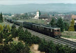 Im Juni 2003 war die BLS Ae 8/8 273 bei Brügg mit einem Sonderzug in Richtung Bern unterwegs.
Foto: Walter Ruetsch