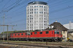 Re 10/10, mit den Loks 420 286-7 und 11636, durchfahren den Bahnhof Pratteln.