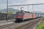 Doppeltraktion, mit den Loks 620 015-8 und 11349 durchfahren den Bahnhof Gelterkinden.