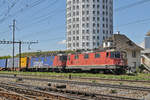 Re 10/10, mit den Loks 420 329-5 und 620 065-3, durchfahren den Bahnhof Pratteln.