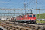 Re 10/10, mit den Loks 420 340-2 und 11680, durchfahren den Bahnhof Pratteln.