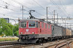 Re 10/10, mit den Loks 420 334-5 und 11663, durchfahren den Bahnhof Pratteln.