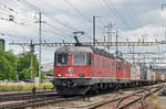 Re 10/10, mit den Loks 620 080-2 und 11340, durchfahren den Bahnhof Pratteln.