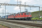 Doppeltraktion, mit den Loks 420 340-2 und 11680, durchfahren den Bahnhof Pratteln.