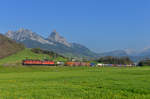 Eine Re 10/10 mit einem Containerzug am 08.04.2017 bei Steinen.