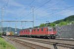 Re 10/10, mit den Loks 420 338-6 und 11667, durchfahren den Bahnhof Gelterkinden.