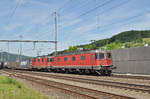 Re 10/10, mit den Loks 11672 und 11267, durchfahren den Bahnhof Gelterkinden.