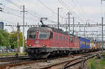 Doppeltraktion, mit den Loks 620 071-1 und 11343 durchfahren den Bahnhof Pratteln.