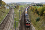 SBB: Eine Re 10/10 mit einem sehr langen Containerzug auf der Durchfahrt beim Güterbahnhof Langenthal am 20.