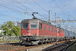 Re 10/10, mit den Loks 620 066-1 und 11348, durchfahren den Bahnhof Pratteln.