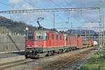 Re 10/10, mit den Loks 420 258-6 und 11680, durchfahren den Bahnhof Gelterkinden.