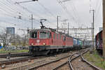 Re 10/10, mit den Loks 420 286-7 und 11664, durchfahren den Bahnhof Pratteln.