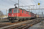 Re 10/10, mit den Loks 420 335-2 und 11671, durchfahren den Bahnhof Pratteln.