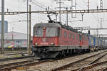 Re 10/10, mit den Loks 620 070-3 und 11337, durchfahren den Bahnhof Pratteln.