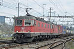 Re 10/10, mit den Loks 620 067-9 und 11332, durchfahren den Bahnhof Pratteln.