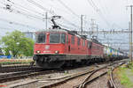 Re 10/10, mit den Loks 420 349-3 und 11667, durchfahren den Bahnhof Pratteln.