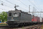 Re 10/10, mit den Loks 620 063-8 und 11332, durchfahren den Bahnhof Pratteln. Die Aufnahme stammt vom 31.05.2018.