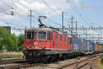 Re 10/10, mit den Loks 420 340-2 und 620 065-3, durchfahren den Bahnhof Pratteln.