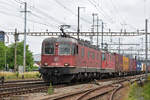 Re 10/10, mit den Loks 620 066-1 und 11335, durchfahren den Bahnhof Pratteln.