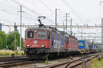 Re 10/10, mit den Loks 420 346-9 und 11670, durchfahren den Bahnhof Pratteln.