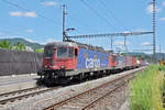 Re 10/10, mit den Loks 620 065-3 und 420 344-4, durchfahren den Bahnhof Gelterkinden.