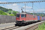 Re 10/10, mit den Loks 620 064-6 und 11337, durchfahren den Bahnhof Gelterkinden.