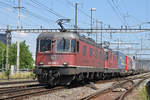 Re 10/10, mit den Loks 620 066-1 und 420 339-4, durchfährt den Bahnhof Pratteln.