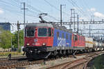 Doppeltraktion, mit den Loks 620 082-8 und 11345, durchfährt den Bahnhof Pratteln.