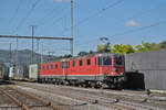 Re 10/10, mit den Loks 420 339-4 und 11671, durchfährt den Bahnhof Gelterkinden.