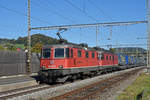 Re 10/10, mit den Loks 420 341-0 und 11667, durchfährt den Bahnhof Gelterkinden.