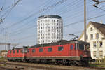 Re 10/10, mit den Loks 420 338-6 und 620 066-1, durchfährt den Bahnhof Pratteln.